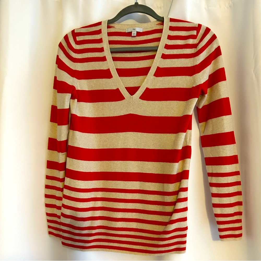 GAP V neck sweater. EUC